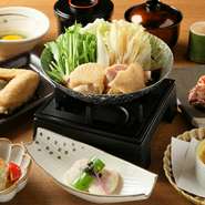 会席向けのコース料理も用意。駅からのアクセスと、個室完備の店内でビジネスシーンにも活躍してくれるお店。上質な素材と丁寧なおもてなしで、接待の場としても信頼を集めています。