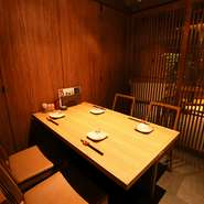 少人数向けの個室から、部屋を繋げて一つの大部屋としても使用可。プライベートなシーンだけでなく、友人・仕事仲間との宴会や季節行事など、イベントごとにも頼もしいお店です。