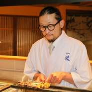 カウンター越しにゲストと接する機会も多く、感謝の想いを大切に日々接客に向き合っています。“自分自身でおいしいと納得できるものを提供したい”と、確かな味を提供するために調理環境の管理も重視しています。