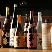 「名古屋コーチン」に寄り添う日本酒や焼酎を中心に、料理との相性を考えたお酒をセレクト。東海エリアの地酒も揃えており、「名古屋コーチン」の旨みをさらに際立たせてくれます。