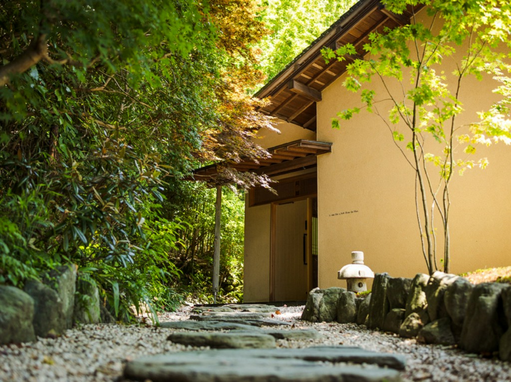 閑静な住宅街、緑繁る庭の眺めに癒される一軒家