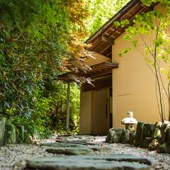 閑静な住宅街、緑繁る庭の眺めに癒される一軒家