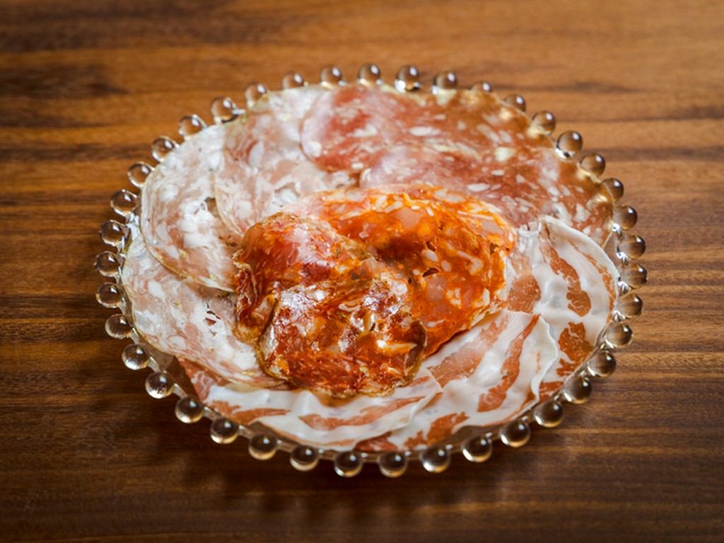 札幌で予約至難店【パルコフィエラ】の中條大輔氏が余市の工房で手づくりしている『シャルキュトリー』