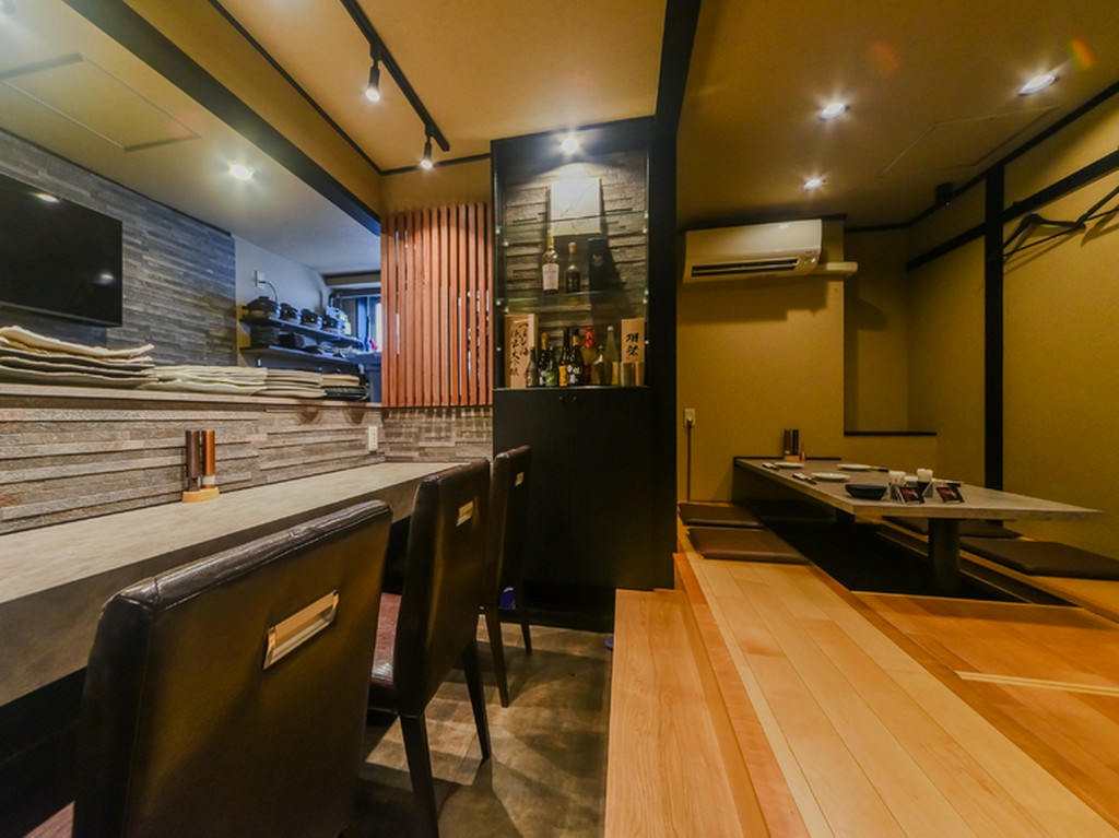 一人でもゆったり過ごせるカウンター席で、非日常の時間を満喫