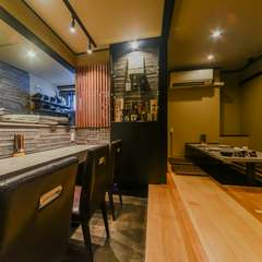 一人でもゆったり過ごせるカウンター席で、非日常の時間を満喫