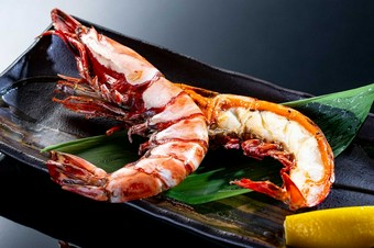 凝縮された旨みが詰まり、大型の海老ならではの圧倒的な食べ応えも魅力『天然シータイガー炙り焼き』