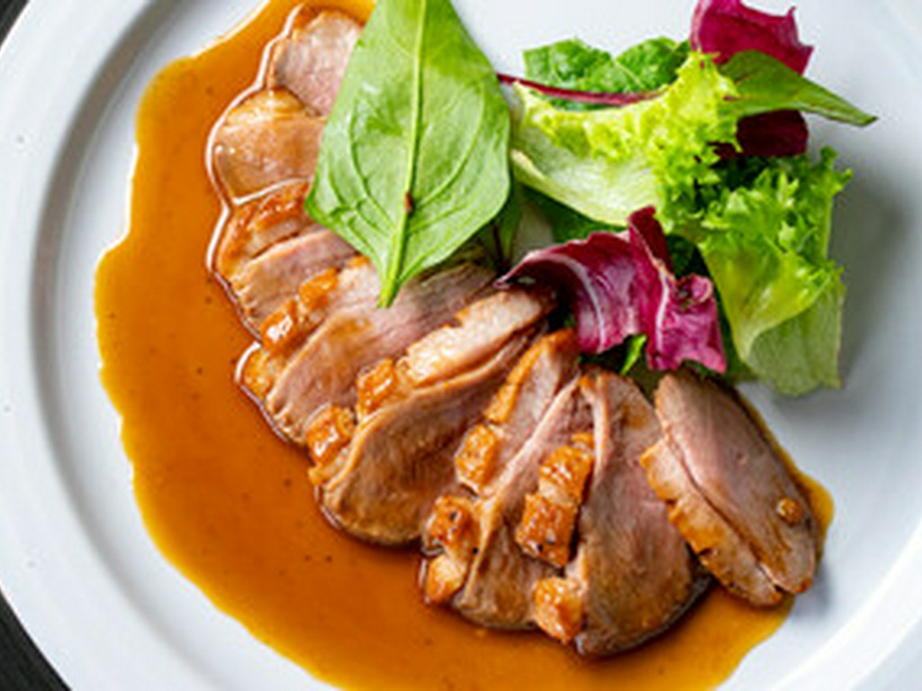 鴨肉とワインのマリアージュ。そのおいしさを一段と引き立てる『合鴨ロースト 自家製ソース添え』