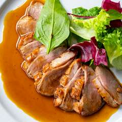 鴨肉とワインのマリアージュ。そのおいしさを一段と引き立てる『合鴨ロースト 自家製ソース添え』