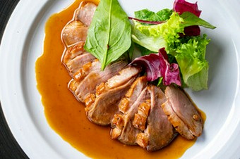 鴨肉とワインのマリアージュ。そのおいしさを一段と引き立てる『合鴨ロースト 自家製ソース添え』