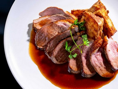 鴨肉とワインのマリアージュ。そのおいしさを一段と引き立てる『合鴨ロースト 自家製ソース添え』
