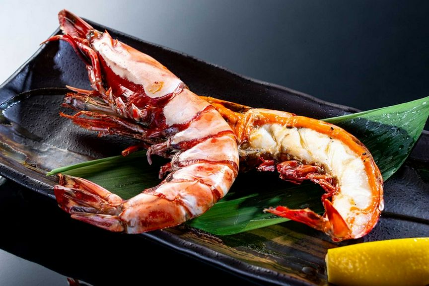 凝縮された旨みが詰まり、大型の海老ならではの圧倒的な食べ応えも魅力『天然シータイガー炙り焼き』