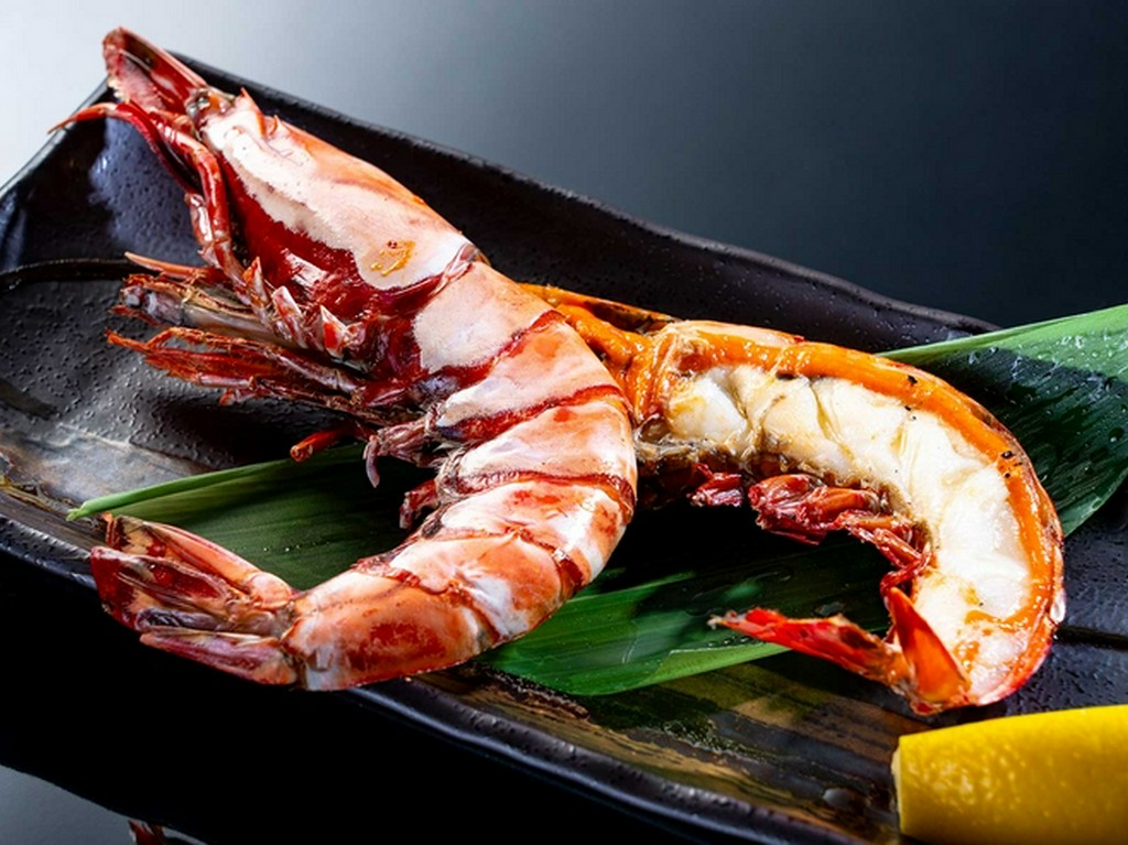 凝縮された旨みが詰まり、大型の海老ならではの圧倒的な食べ応えも魅力『天然シータイガー炙り焼き』