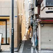 東心斎橋の路地裏に佇む古民家風の空間は、街の喧騒を忘れさせてくれます。静かな雰囲気の中、落ち着いてゆったりとすき焼きを楽しめる大人の隠れ家です。