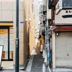 路地裏にひっそり佇む、都会の喧騒を離れた隠れ家空間