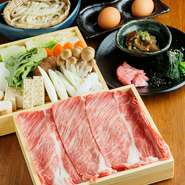 神戸ビーフを堪能できるすき焼きコースは、肉が100gの『いちょう』と150gの『ことぶき』の2種類。濃厚さが異なる厳選卵が添えられており、肉と卵の組み合わせによる奥深い味わいを楽しめます。