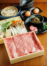 肉の旨みと卵のまろやかさが織り成す贅沢な余韻『極上　神戸ビーフすき焼きコース』