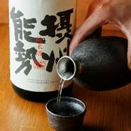 大阪の地酒『摂州能勢』は、山田錦を原料に醸された純米酒。豊かな旨みと清らかなキレが特徴で、すき焼きの濃厚な味わいを見事に引き立てる相性抜群の一杯です。