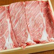 信頼ある精肉卸から仕入れるのは、選び抜かれた神戸ビーフのみ。極上の甘みと香り、口どけの良さを兼ね備えた牛肉は、すき焼き専門店ならではの贅沢な食材です。