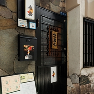 路地裏に佇む古民家風の店構えは、どこか懐かしさを感じさせる雰囲気。落ち着いた空間で心を和ませながら、ゆったりとした時間とともにすき焼きを楽しめるのが魅力です。