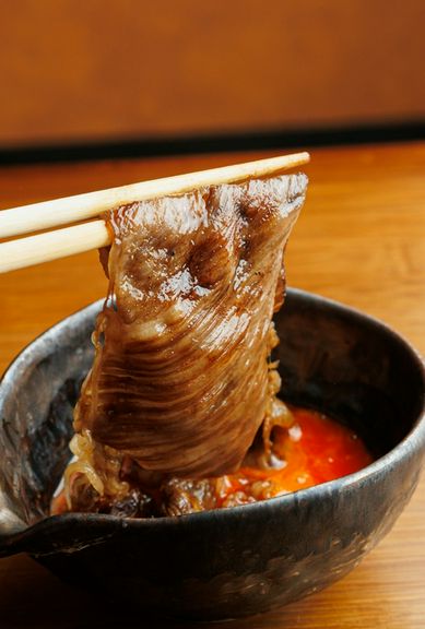 目の前で仕上げられる一皿、ベストな瞬間を逃さない匠の技