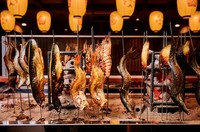 炭の香りが食欲をそそる、外はパリッと中はふっくらの『原始焼』