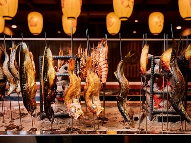 炭の香りが食欲をそそる、外はパリッと中はふっくらの『原始焼』