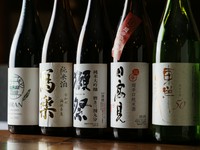 日本酒専門店と毎月打ち合わせを重ね、テイスティングを経て仕入れを決定。料理との調和を考えて選ばれた日本酒が揃います。その年、その時期によいものに出合えるので、日本酒を目的に訪れる方も多いです。