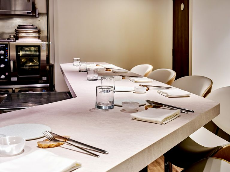 永遠の創造に挑むシェフの世界を間近にできるカウンター席