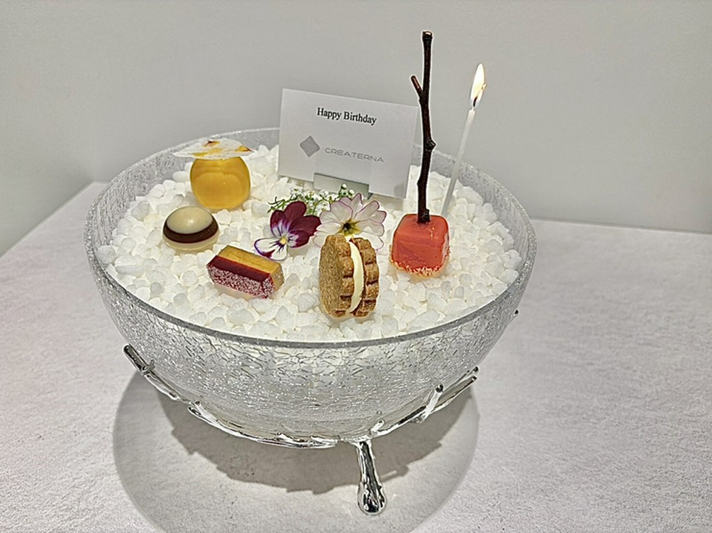 　[誕生日や記念日に]　豪華なお茶菓子のスタンド（メッセージ付き）