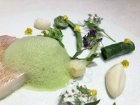ディナーと同じく創造的で美しい、季節の恵みを取り入れた華やかなコース料理を提供。優雅な午後の一時を演出してくれます。