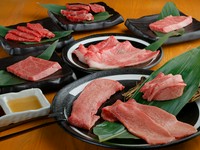 チルド仕入れ・店内カットにこだわったお肉を中心とした食べ放題コースは【焼肉　力丸】の名物。コースは全3種類、予算やシーンに合わせて選べるほか、飲み放題もオプションメニューとして追加できます。
