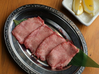 最初の一皿に。定番の『牛塩タン』