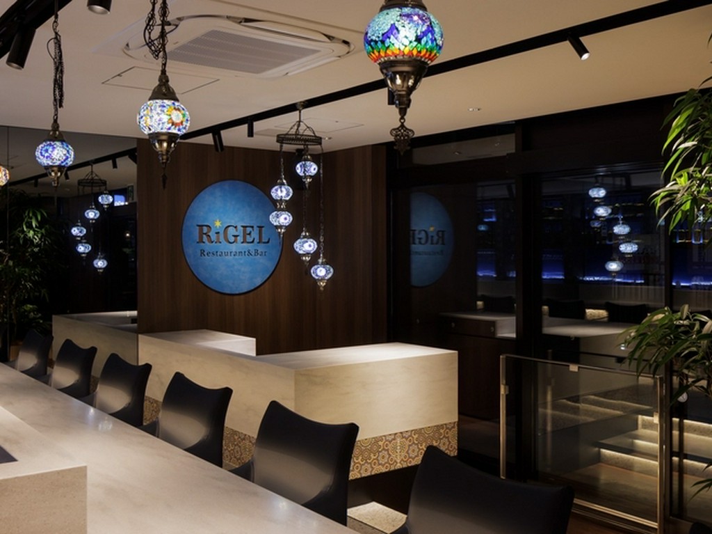 青を基調としたお洒落バーカウンター