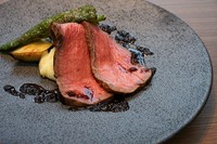 赤城和牛のもも肉をしっとりとしたローストビーフに、シャリアピンソースを添えて