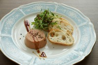 滑らかな白レバーのムースにシェリーのソース。どんなお酒にもマッチする万能なメニューです