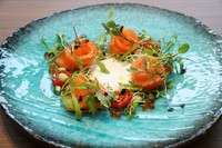 12時間香味野菜でマリネしたタスマニアサーモン。サワークリームソースで。