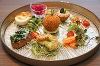 前菜6種から1品、メインディッシュ9品からお選びいただくコース
※選んでいただいたメニューによって追加料金を頂戴致します。