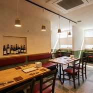 店内は“モダンなイタリアン”をイメージして、柔らかい緑色と白をモチーフにした内装に仕上がっています。イタリア産のイスやこだわりのペンダントライトなど、雰囲気を大切にしています。