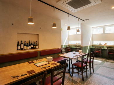 雰囲気を大切に。“モダンなイタリアン”をイメージした店内