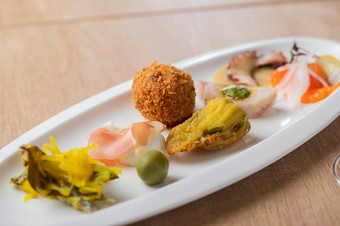 イタリア各地の郷土料理の再現。旬の食材を使用した盛り合わせ『完全おまかせ前菜盛り合わせ6種』