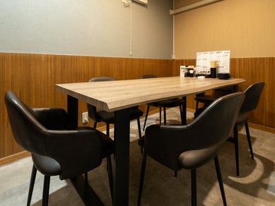 落ち着いた半個室で、ゆったり食事を楽しめる