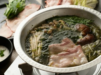 熟成させた牛たん薄切りをとろろつけだれで食べる『名物牛たんしゃぶコース』
