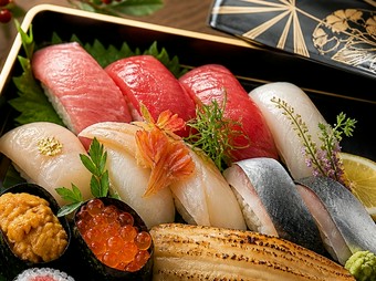 赤酢のシャリと旬の食材で華やかに演出！カウンター席限定の『季節の彩りと本格寿司コース』