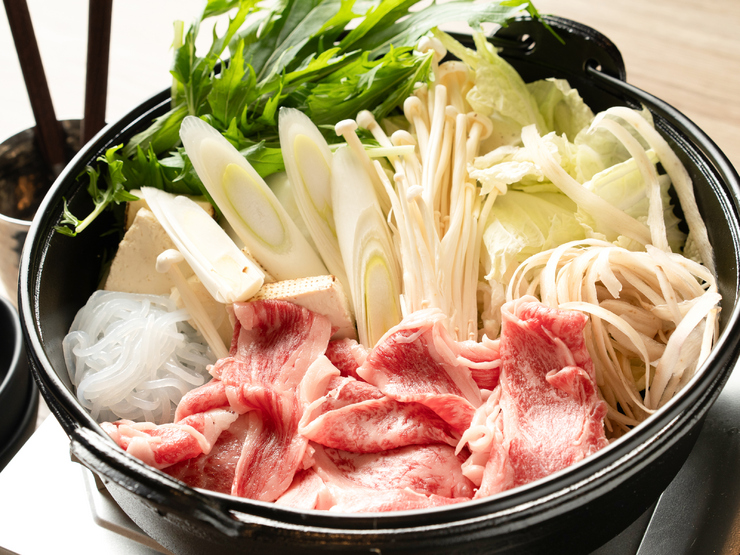 Món sukiyaki thịt bò Wagyu tan chảy trong miệng, được làm từ thịt bò Wagyu hảo hạng nhất! Một bữa ăn 6 món sang trọng ngập tràn hương vị thơm ngon của thịt, kèm theo 2 giờ uống không giới hạn chỉ với 5500 yên.