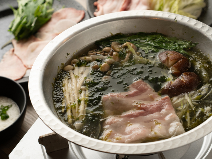 Enjoy aged beef tongue in our special broth! A luxurious and flavorful "signature beef tongue shabu-shabu" is included in this 6-course meal with 2 hours of all-you-can-drink for 5500 yen.