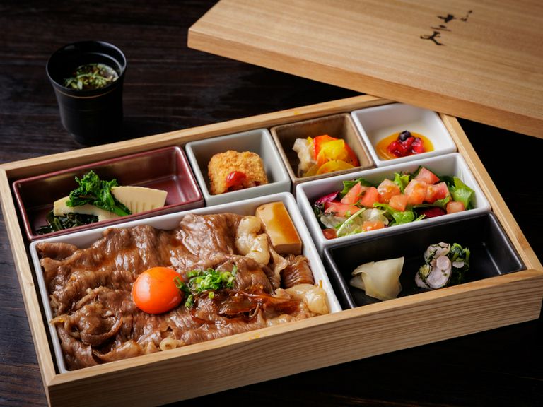 贅沢なお昼どきに『お昼の花見御膳　特選すき焼き御膳』