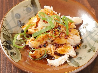 旨辛ダレが食欲そそる！名物よだれ鶏