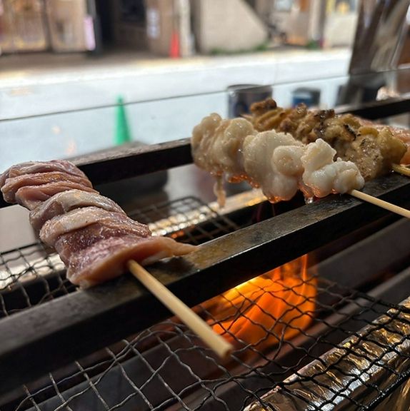 炭火で焼き上げる串焼き