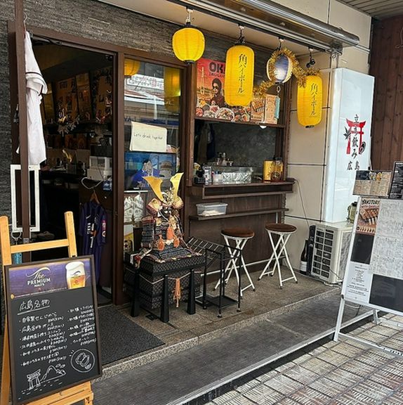 提灯とポスターが彩る、昔ながらの賑やかな立ち飲み酒場