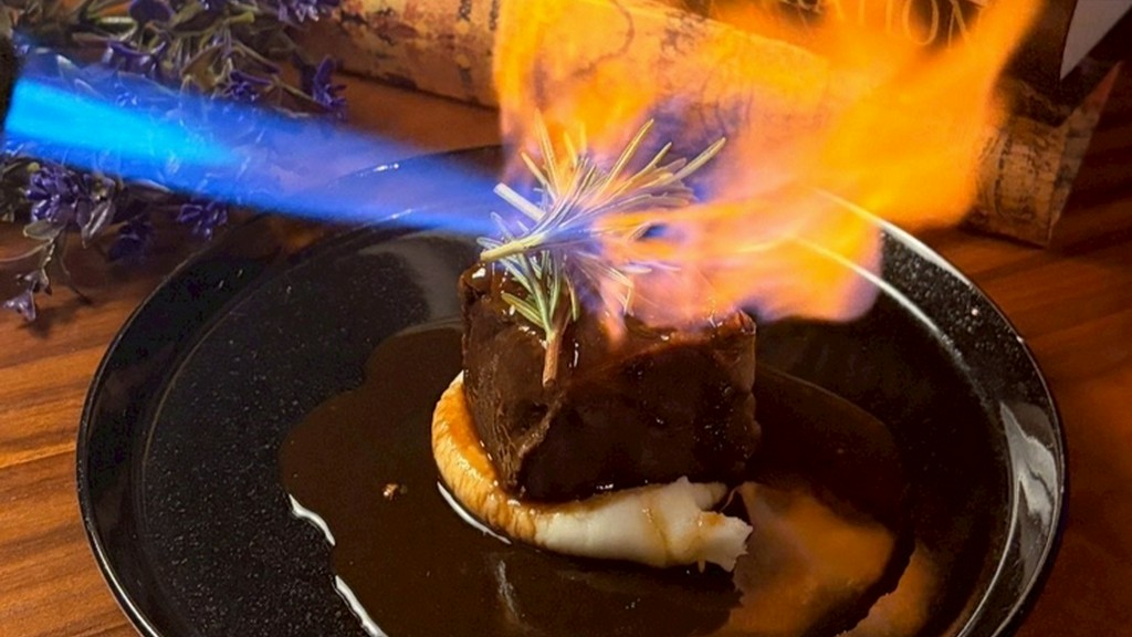 香りと炎が引き立てる逸品！五感で楽しむ贅沢な一皿『牛ホホ肉の赤ワイン煮込み～燃えるハーブの香り～』